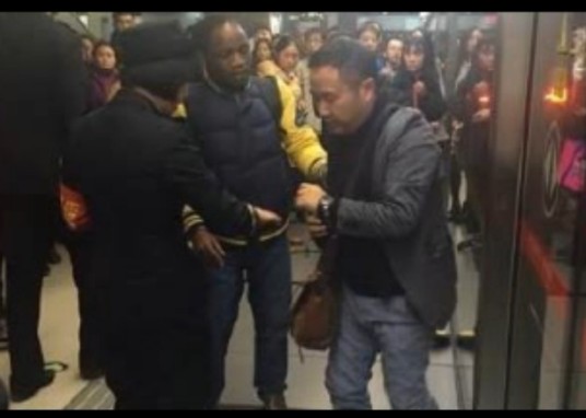 老外地铁劝架被打事件