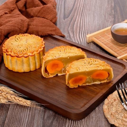 蛋黄月饼(中国传统糕点)