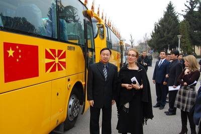 马其顿校车门