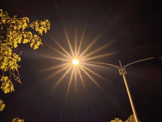 星芒(摄影中通过器材产生的星状光芒效果)
