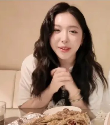 秀珍（姜涩琪的表妹）