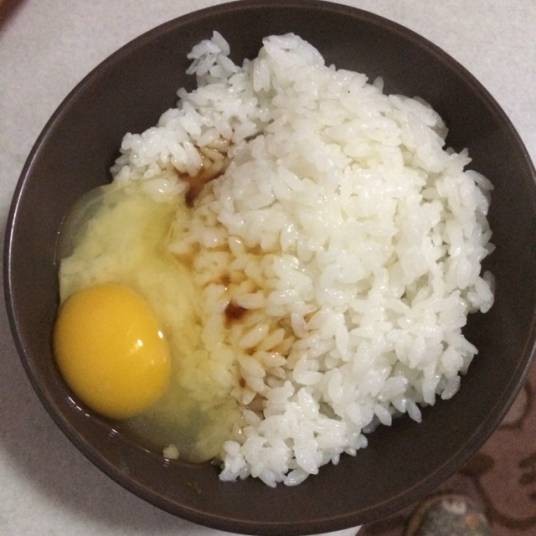 鸡蛋拌饭