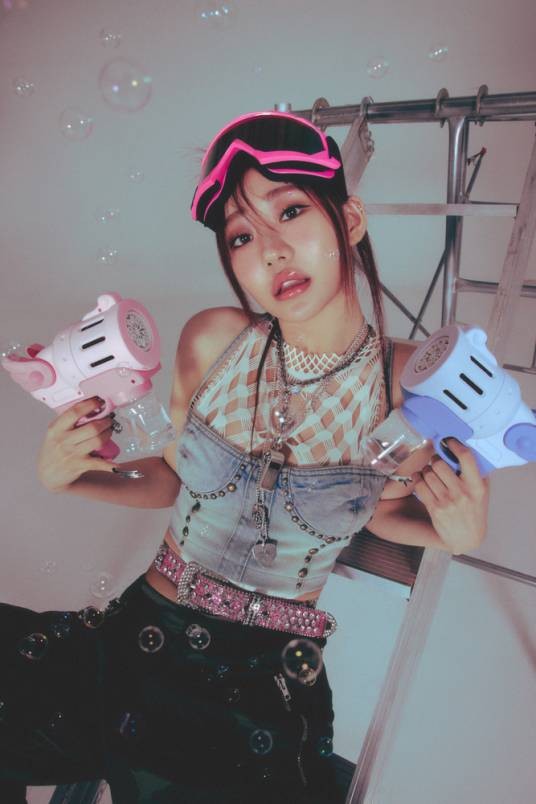 JULIE（美籍韩裔女歌手，女子演唱组合KISS OF LIFE成员）