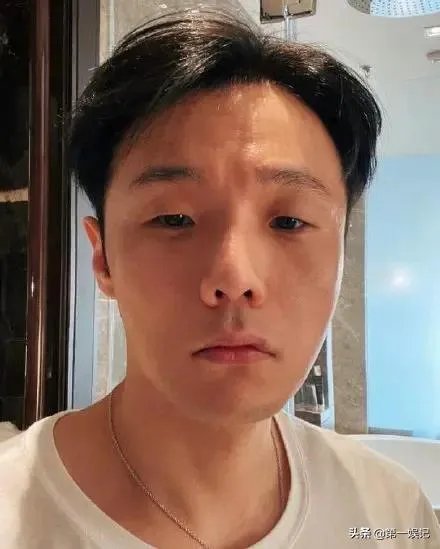 近日李荣浩写小作文diss自家物业只收费积极，对此你怎么看？