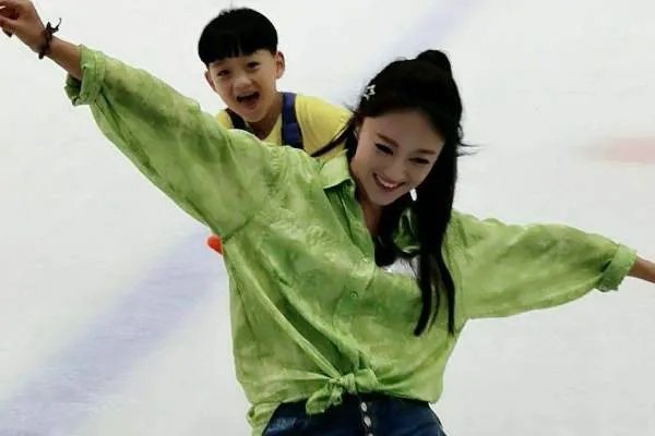 王小玮宣布离婚后首次现身，没有搭档的她表演的怎么样？