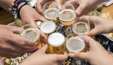 男子和朋友喝22瓶酒后坠楼身亡，同饮者赔17万，一起喝酒如何避免担责？