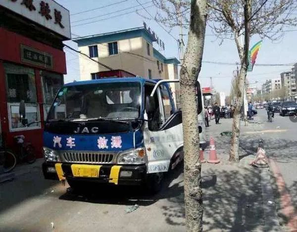 客车撞施工车致两死一伤,客车应该负责吗?