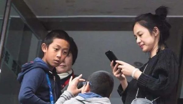 姜文女儿长相神似林青霞,网友:多亏了他法国前妻的混血基因?