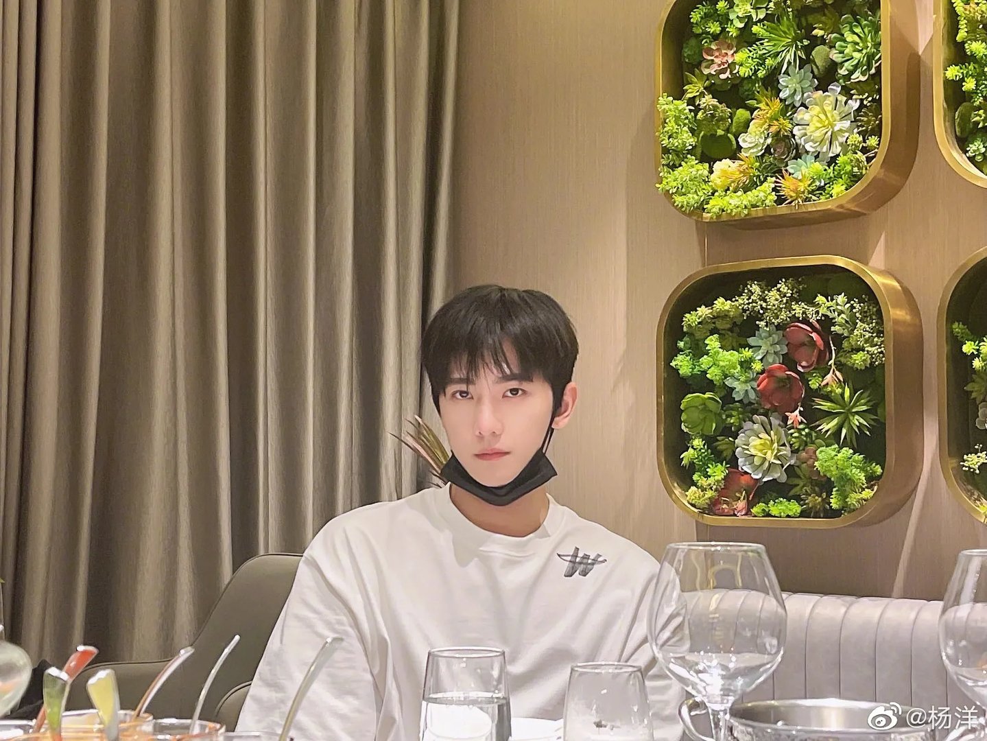杨洋蓝色针织晒自拍,你觉得他是越看越帅的男明星吗?
