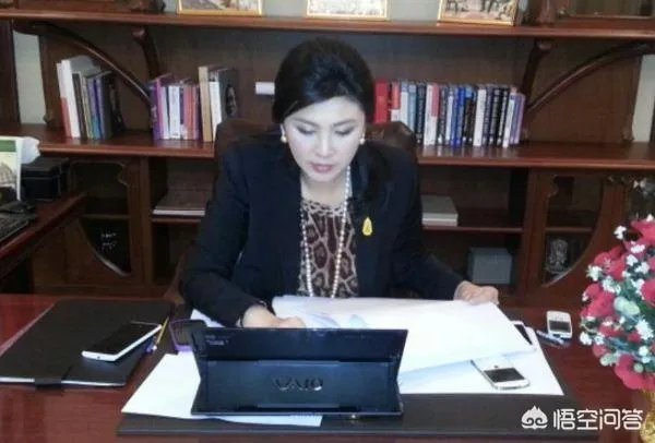 为什么泰国总理和副总理在对待英拉的态度上截然相反?