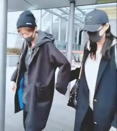 鹿晗穿关晓彤同款卫衣外出,他俩还撒过哪些“暗搓搓”的糖呢?