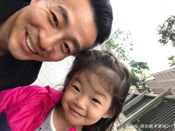 大S汪小菲合体参加女儿毕业典礼，女儿为何越来越像爸爸