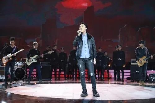 陈乐基曾被汪峰亲手淘汰,4年后成功逆袭,如今的状态又是怎样?