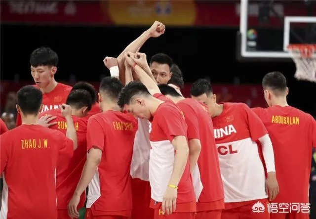 李楠最后时刻叫暂停的时候，周琦表示摊手无奈，他是不是也被李楠搞懵逼了？