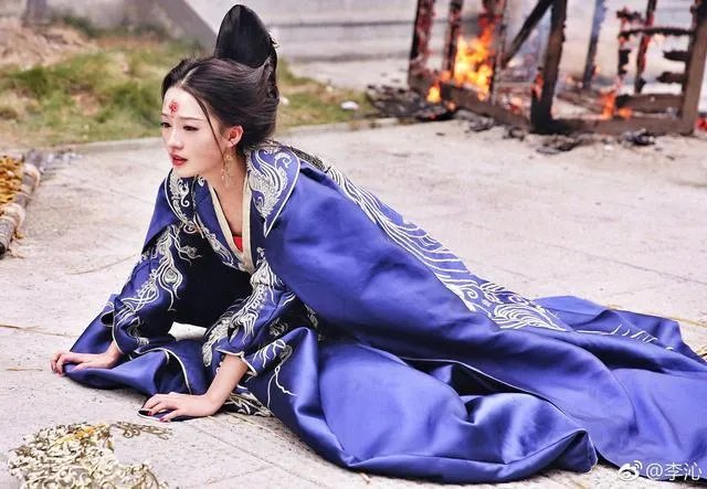 为什么《楚乔传》中,淳儿出嫁的衣服是蓝色的?
