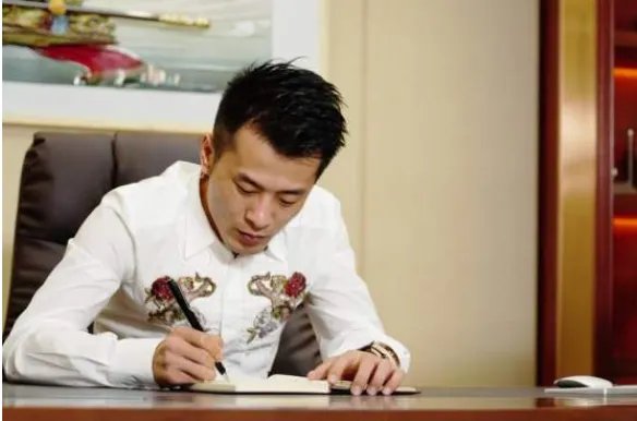 辛巴与酒店保安发生冲突,网红为何如此嚣张?