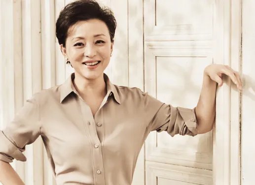 杨澜和老公罕见热吻:为何她离婚后没有选费翔,而是商人吴征?