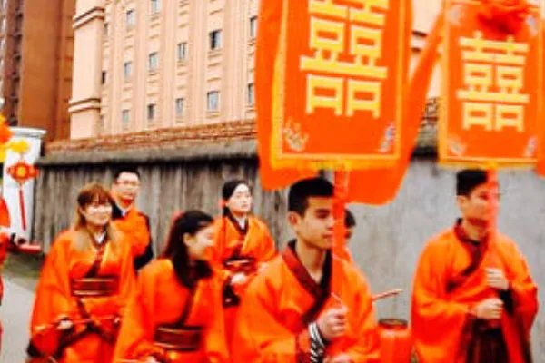 新郎接亲被20多个横幅威胁,如果是你你会怎么办呢?