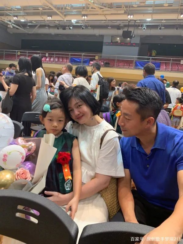 大S汪小菲合体参加女儿毕业典礼，女儿为何越来越像爸爸