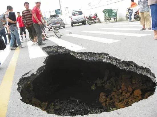 惊心！厦门地铁站周边地面突然塌陷，车辆瞬间掉落, 你怎么看？