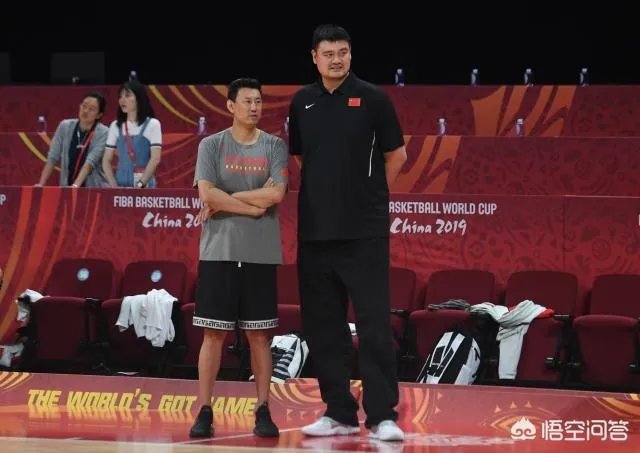 李楠最后时刻叫暂停的时候，周琦表示摊手无奈，他是不是也被李楠搞懵逼了？