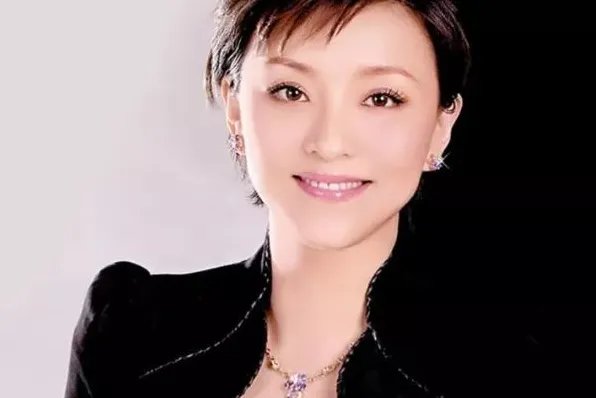 杨澜和老公罕见热吻:为何她离婚后没有选费翔,而是商人吴征?