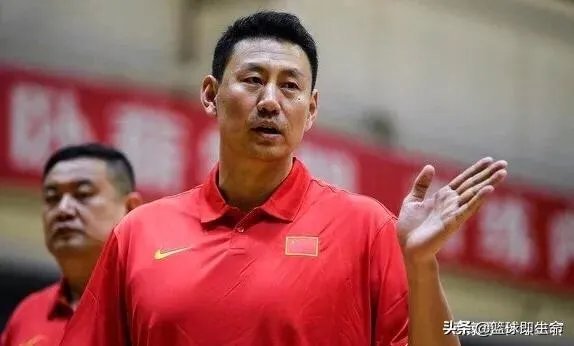 李楠最后时刻叫暂停的时候，周琦表示摊手无奈，他是不是也被李楠搞懵逼了？