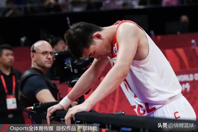 李楠最后时刻叫暂停的时候，周琦表示摊手无奈，他是不是也被李楠搞懵逼了？