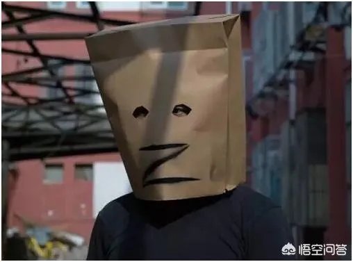 LOL小智评价卡卡，现实中不是直播时的样子，穿着性感是被逼的，你怎么看？