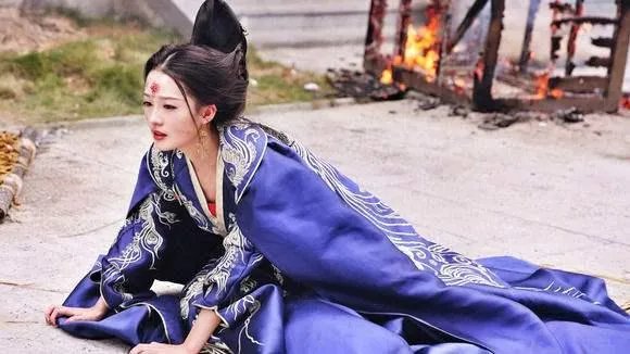 为什么《楚乔传》中,淳儿出嫁的衣服是蓝色的?