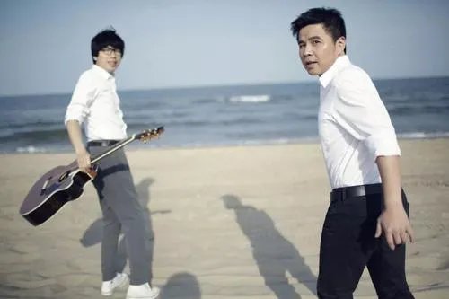 你是如何看待郑钧为水木年华抱不平的说法的,你认可吗?
