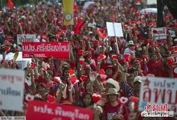 为什么泰国总理和副总理在对待英拉的态度上截然相反?