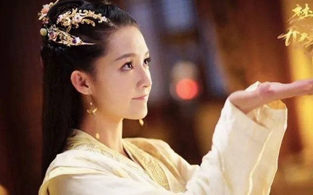 为什么《楚乔传》中,淳儿出嫁的衣服是蓝色的?