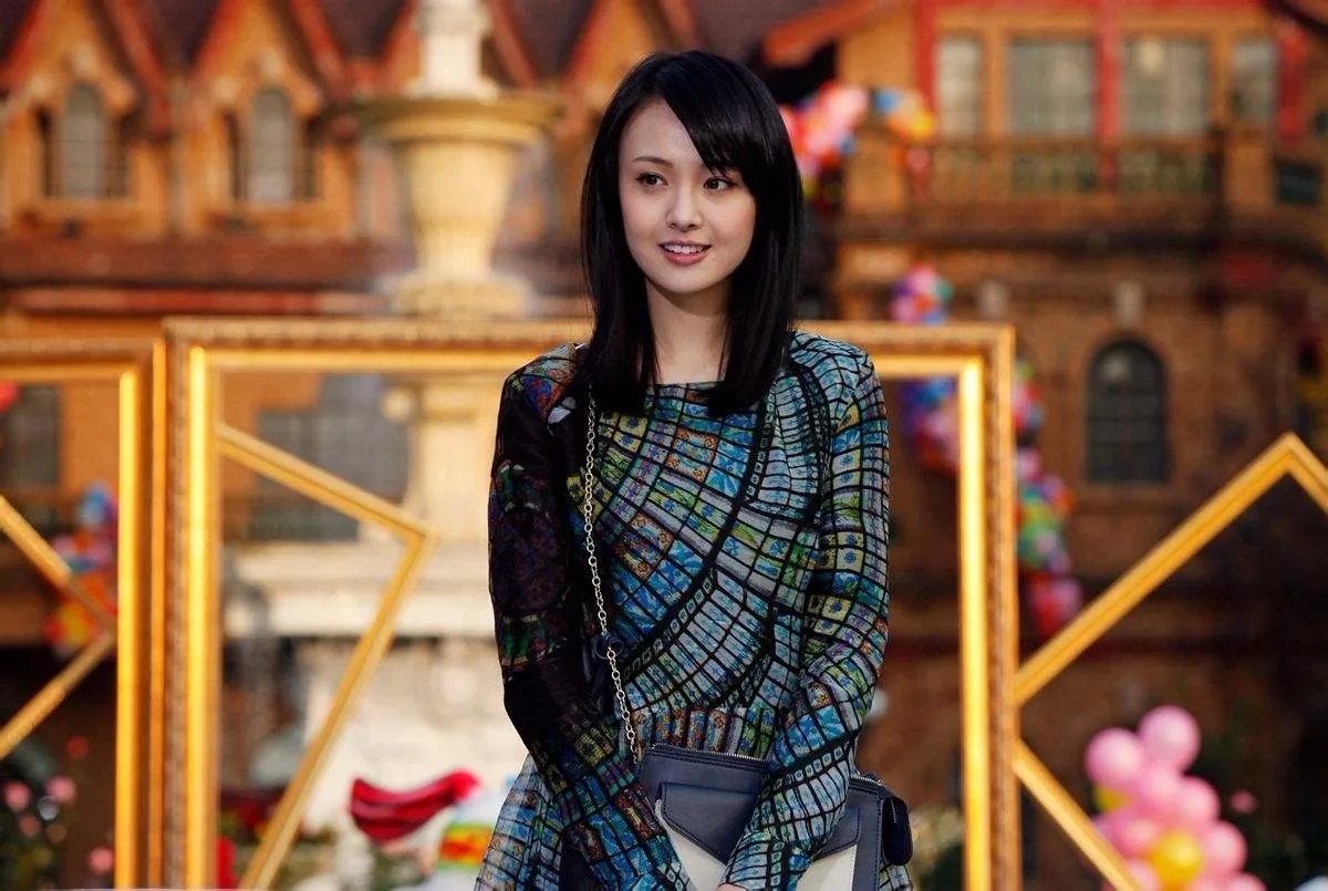 在每年的演员颁奖的典礼之上,郑爽有没有正式的红毯礼服照?