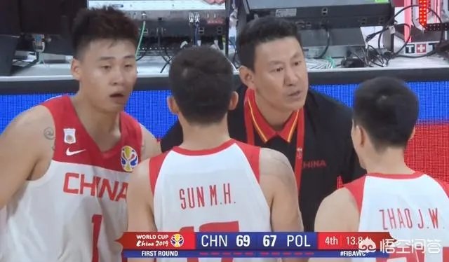 李楠最后时刻叫暂停的时候，周琦表示摊手无奈，他是不是也被李楠搞懵逼了？