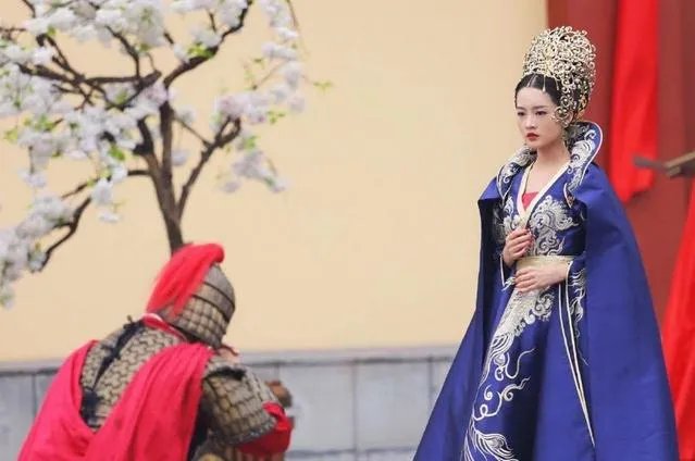 为什么《楚乔传》中,淳儿出嫁的衣服是蓝色的?