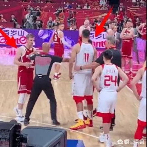 李楠最后时刻叫暂停的时候，周琦表示摊手无奈，他是不是也被李楠搞懵逼了？