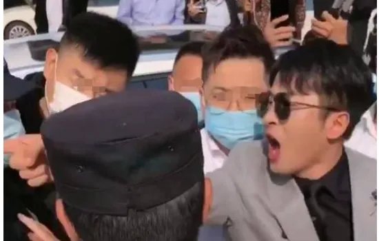 辛巴与酒店保安发生冲突,网红为何如此嚣张?