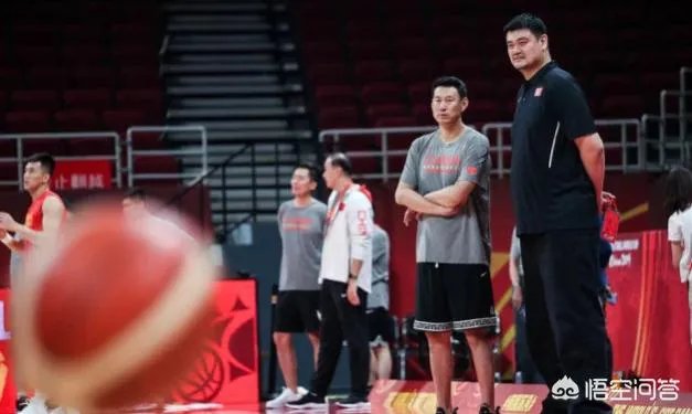李楠最后时刻叫暂停的时候，周琦表示摊手无奈，他是不是也被李楠搞懵逼了？