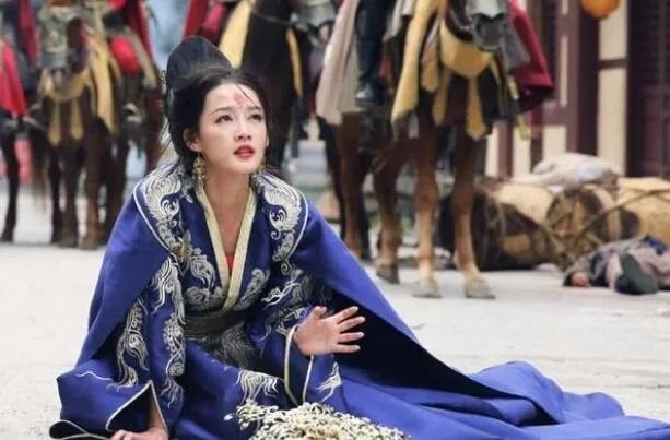 为什么《楚乔传》中,淳儿出嫁的衣服是蓝色的?
