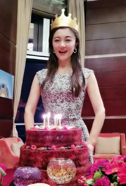 王小玮宣布离婚后首次现身，没有搭档的她表演的怎么样？