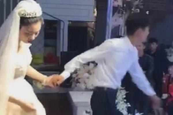伴娘强吻新郎,新娘解释:她没想那么多,真相到底是什么?
