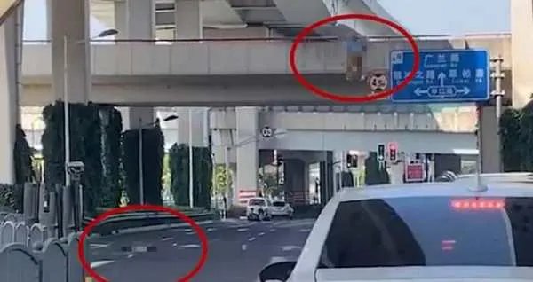 客车撞施工车致两死一伤,客车应该负责吗?