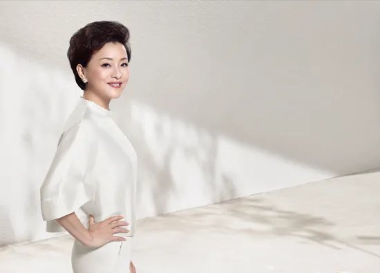 杨澜和老公罕见热吻:为何她离婚后没有选费翔,而是商人吴征?