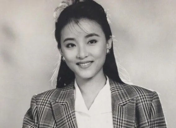 杨澜和老公罕见热吻:为何她离婚后没有选费翔,而是商人吴征?