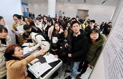 新华社评拼多多员工猝死,为什么现在的年轻人越来越累?