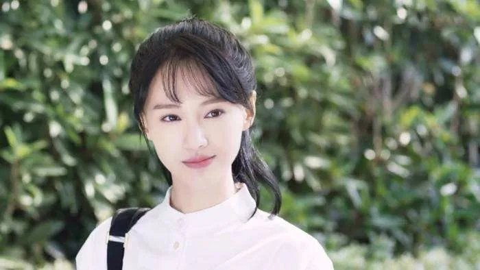 在每年的演员颁奖的典礼之上,郑爽有没有正式的红毯礼服照?