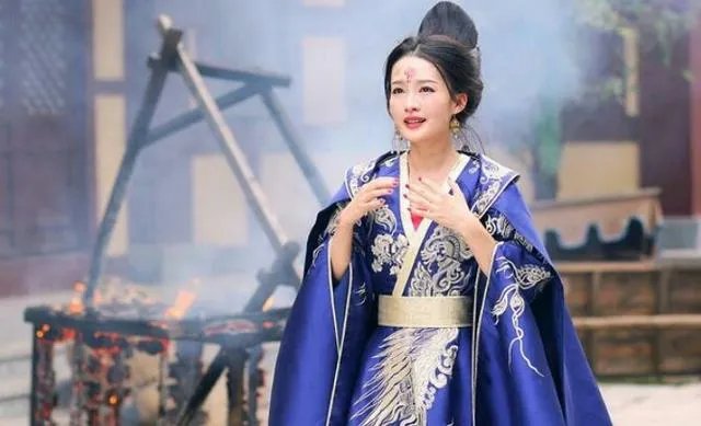 为什么《楚乔传》中,淳儿出嫁的衣服是蓝色的?
