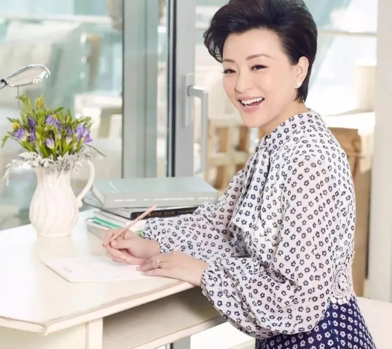 杨澜和老公罕见热吻:为何她离婚后没有选费翔,而是商人吴征?