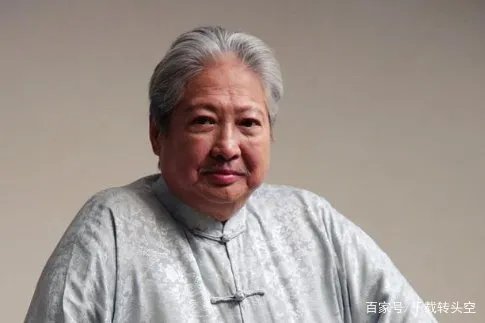 一代功夫巨星洪金宝,63岁近照曝光容苍老,坐在轮椅上买菜,怎么了?